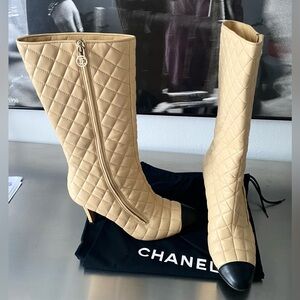 CHANEL LEATHER VINTAGE SIDE ZIPPER SIGNATURE TUFTED BOOTS, SIZE 38(8)